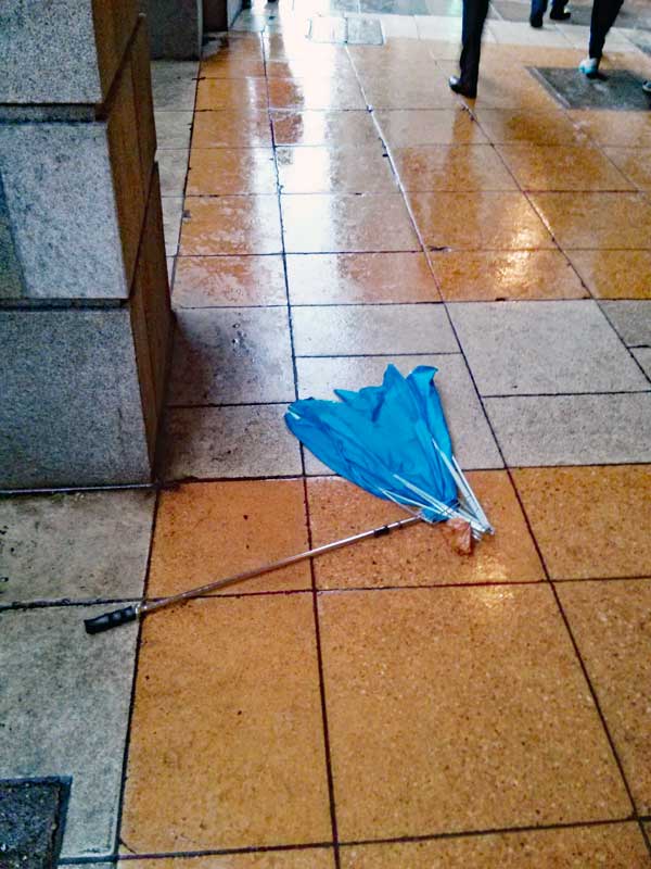 Umbrella that could not handle the wind, strong winds are expected to arrive with Barbara.
