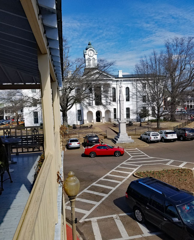Oxford town square with the Lafayette County corthouse