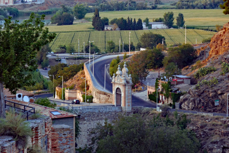 A better view of the Alcántara gate and bridge.