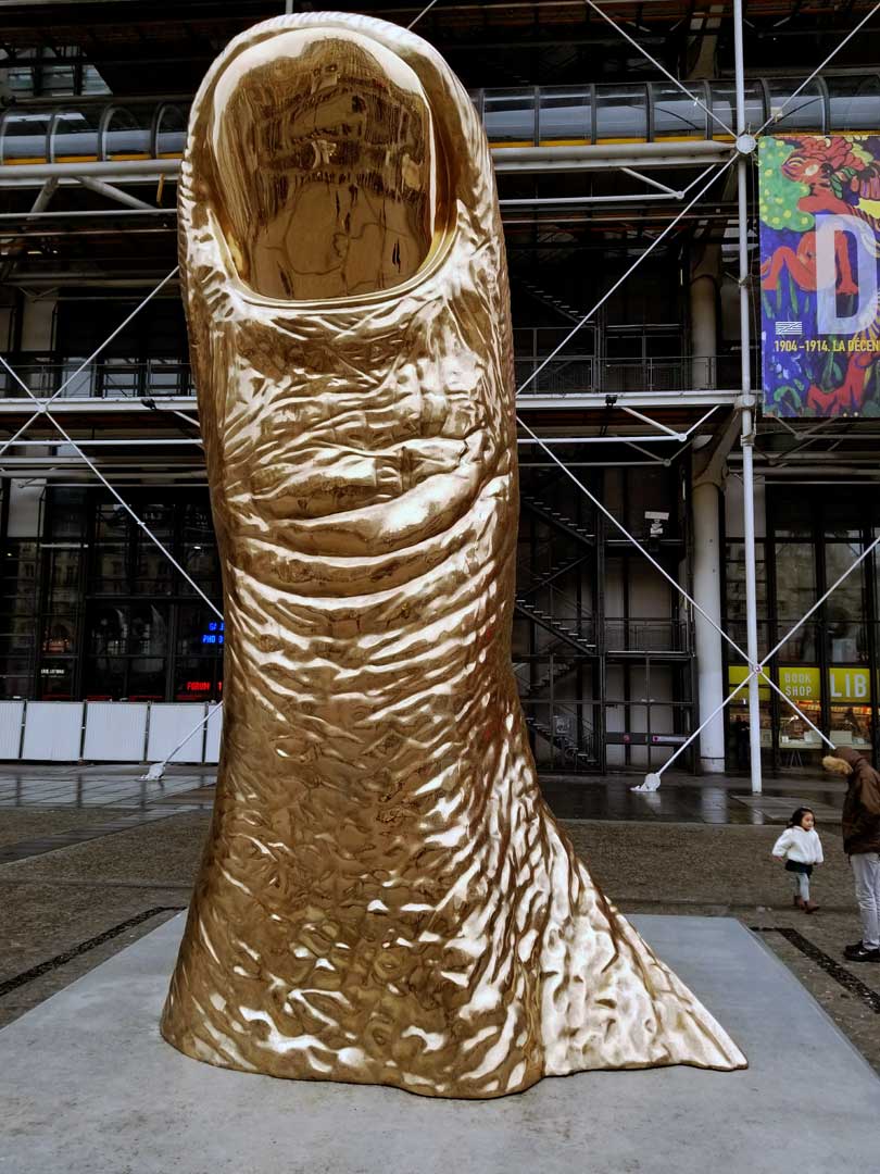 Césqr le pouce - "the thumb" outside the centre Pompidou during the César exhibit.