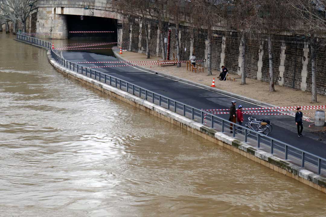 This picture is from a few weeks ago, January 6 2018 - today theater in the Seine is even higher.