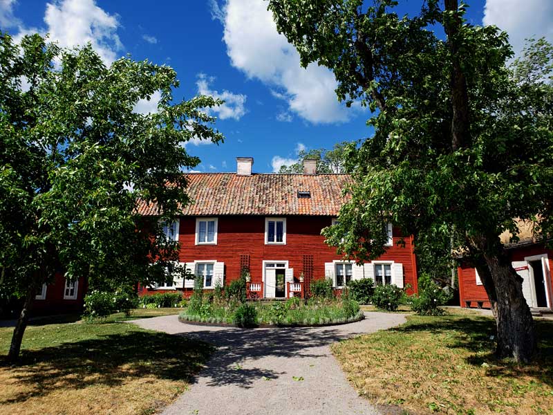 Linné's Hammarby main house with the entryway.