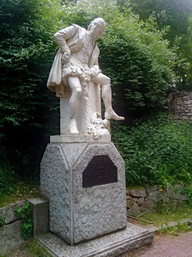 A statue of Shakespeare in Park an der Ilm.