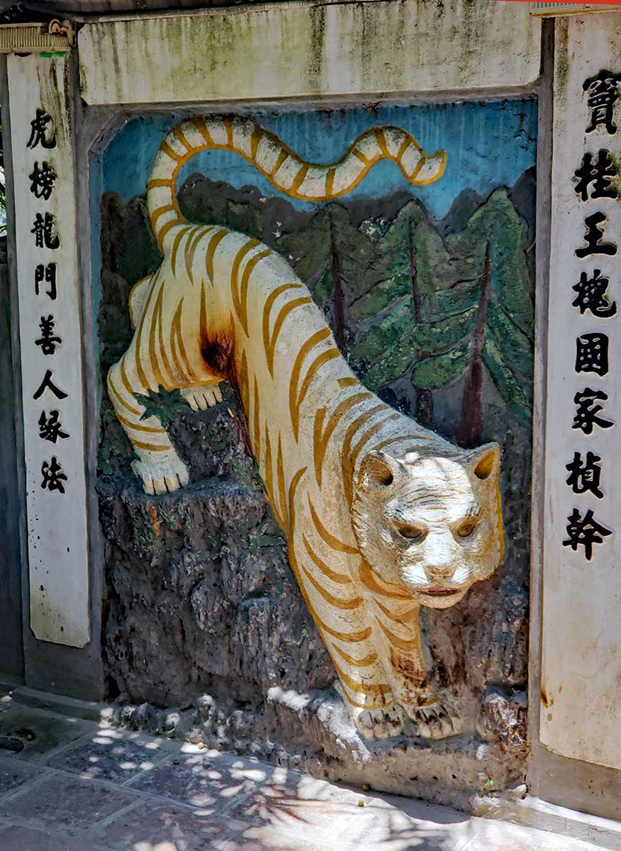 A mural relief of a Lion just inside the landside entrance to the temple of the Jade Mountain.