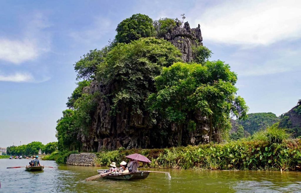 There is some very beautiful scenery along the Red River, limestone  cliffs and green rice fields mixed in with the green subtropical vegetation.