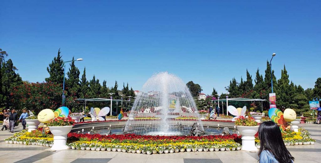 Fountain by the entrance too Flower Park.